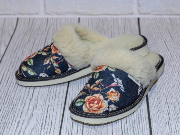Ladies' slippers - Slippers with fur and flowers