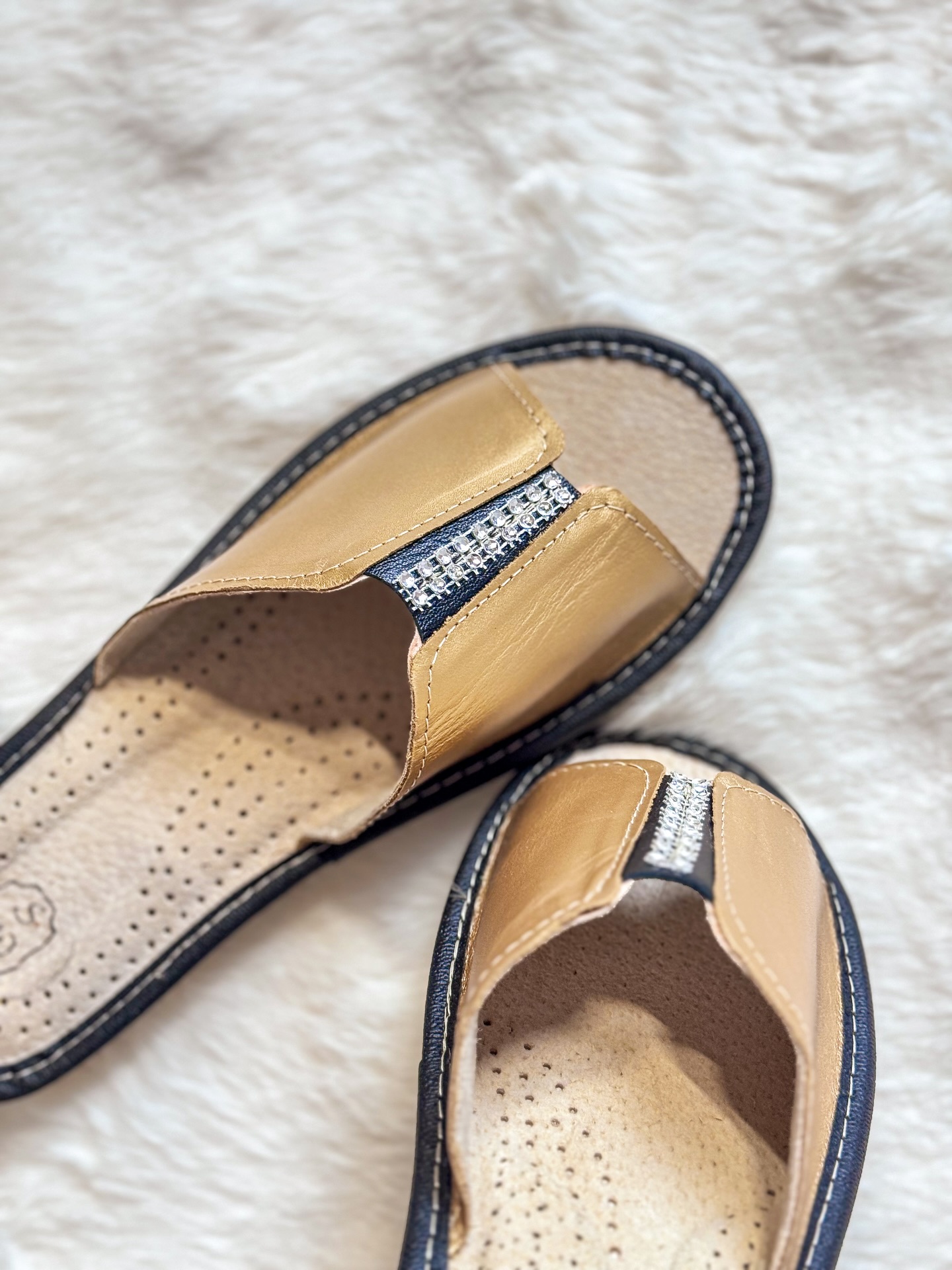 Pantofle Damskie - Złote Kapice z ozdobami. Czarny próg - obrazek 3