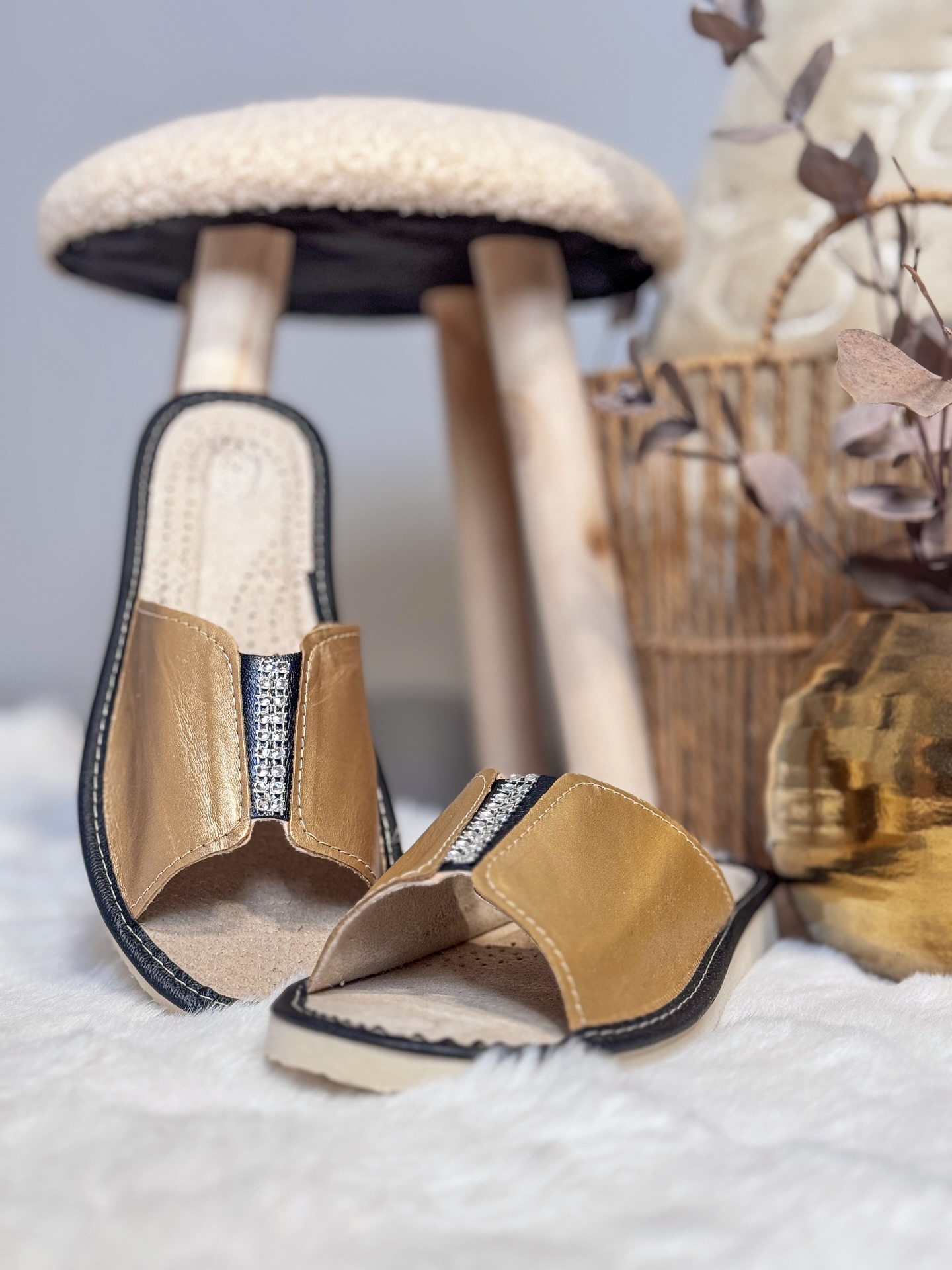 Pantofle Damskie - Złote Kapice z ozdobami. Czarny próg - obrazek 2