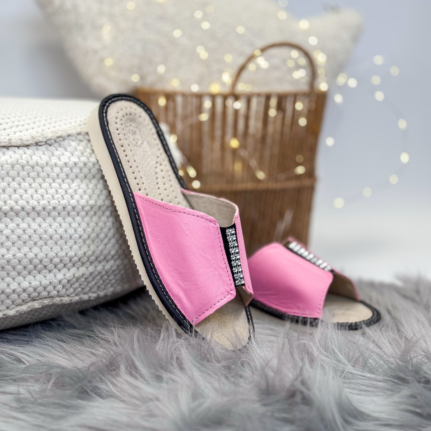 Pantofle Damskie - Kapcie różowe z ozdobą