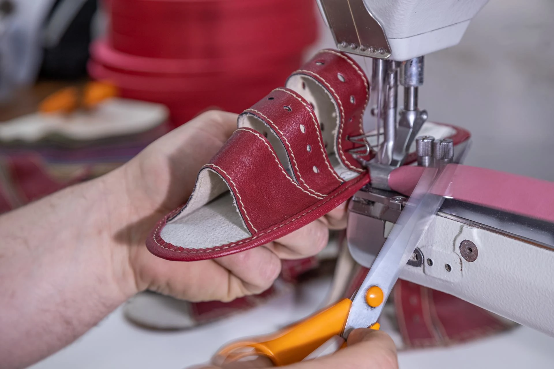 Ręcznie szyte pantofle męskie i damskie - produkcja kapci w manufakturze Wojtyczka, Nowy Targ