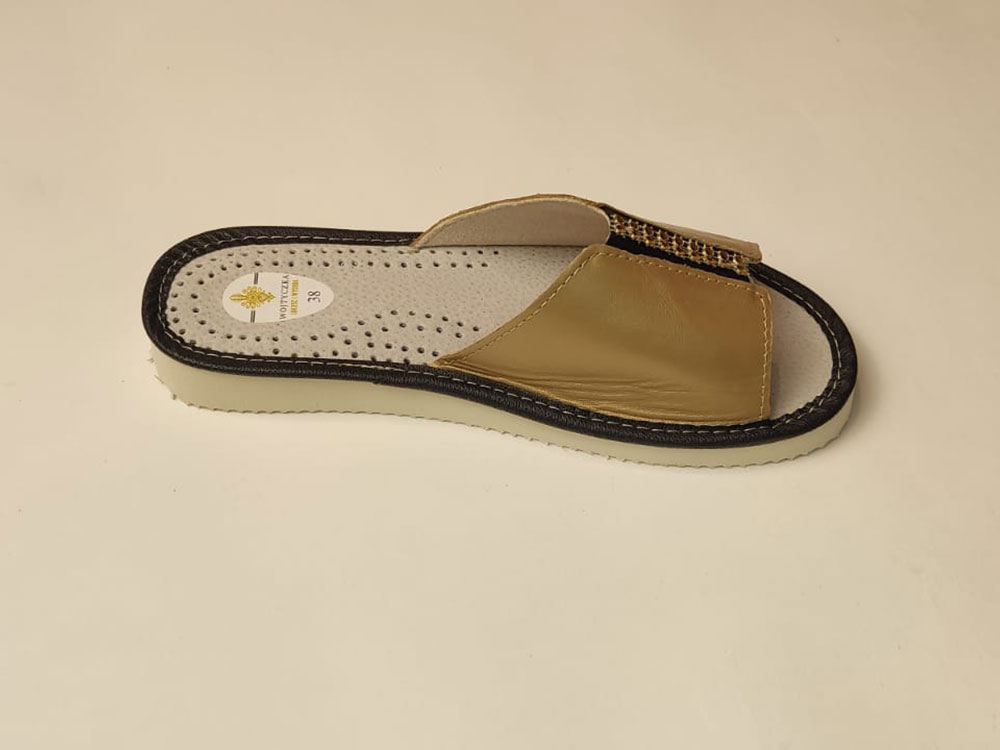 Pantofle Damskie - Kapcie złote z ozdobami