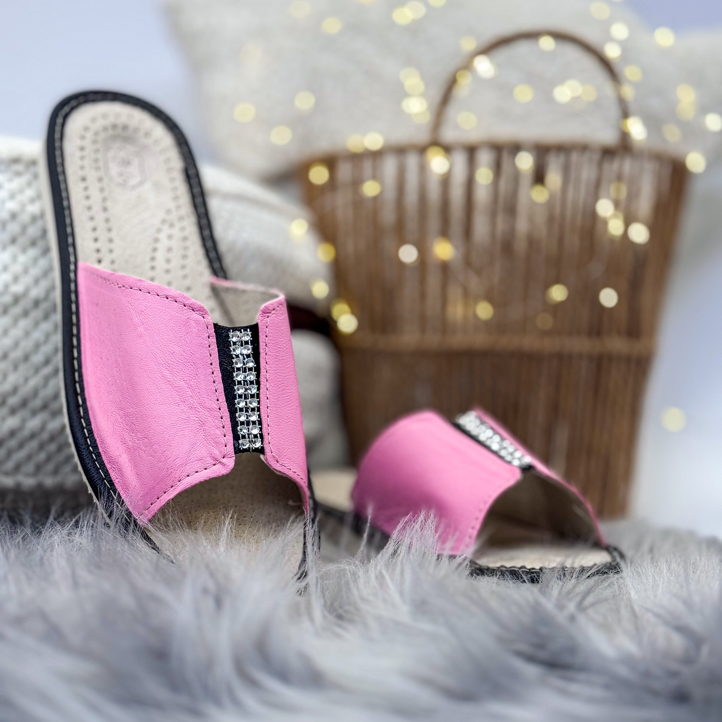 Pantofle Damskie - Kapcie różowe z ozdobą - obrazek 2