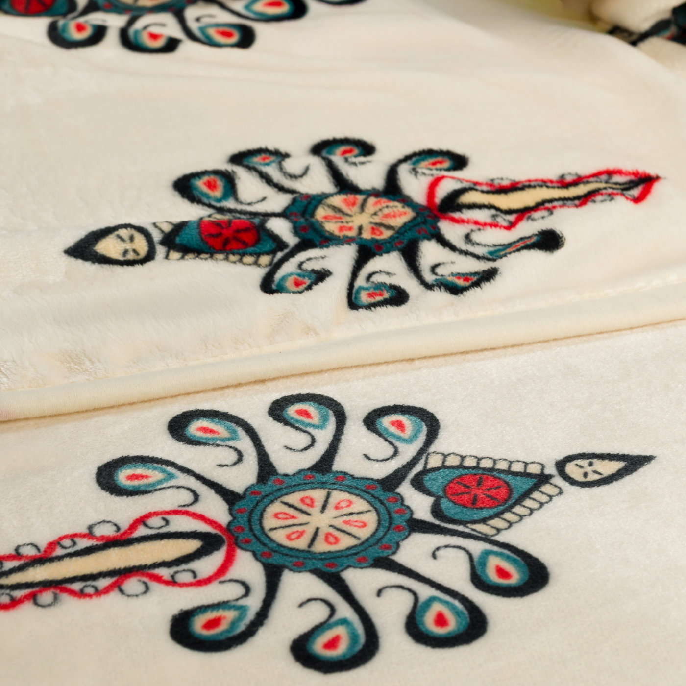 Zbliżenie na kolorowe parzenice tatrzańskie turkus czerwień czarny beż