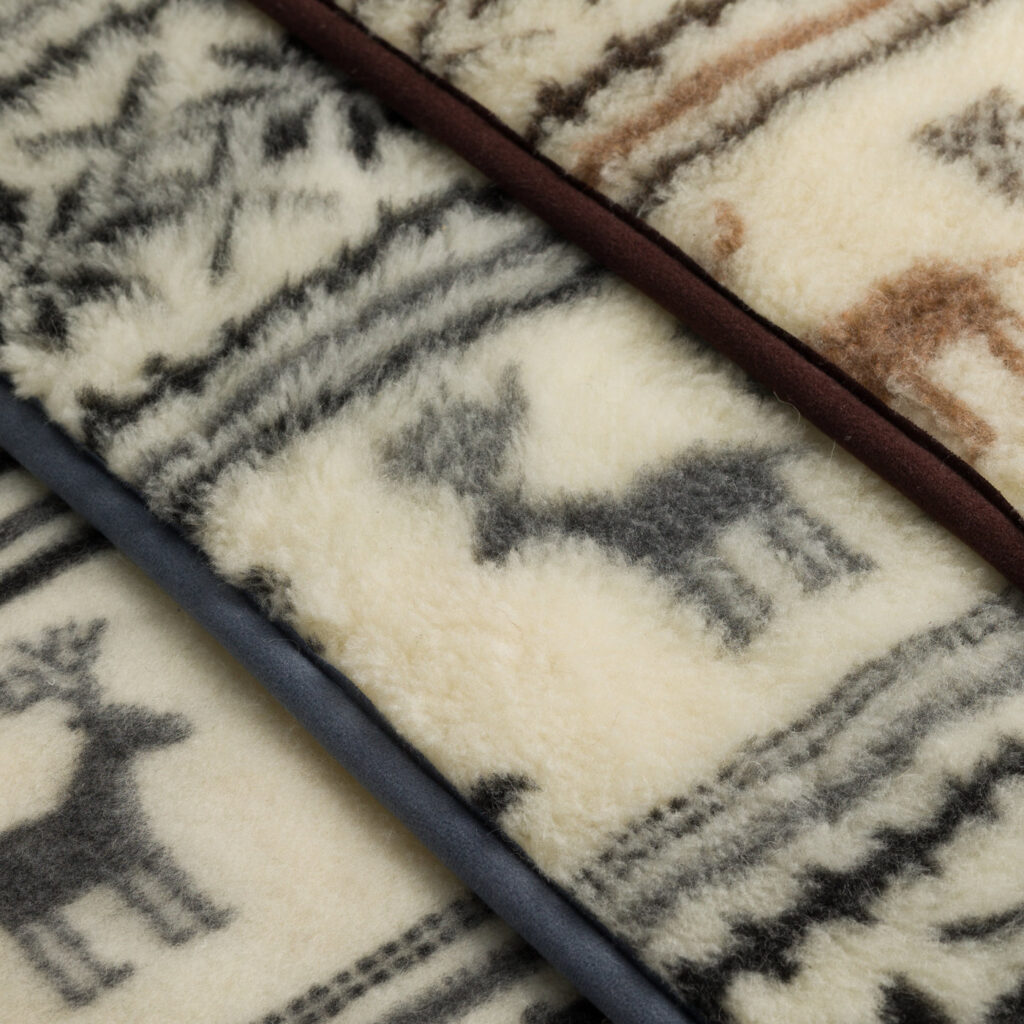 Wełniany koc góralski 200x160 cm - brązowy wzór na kremowym tle