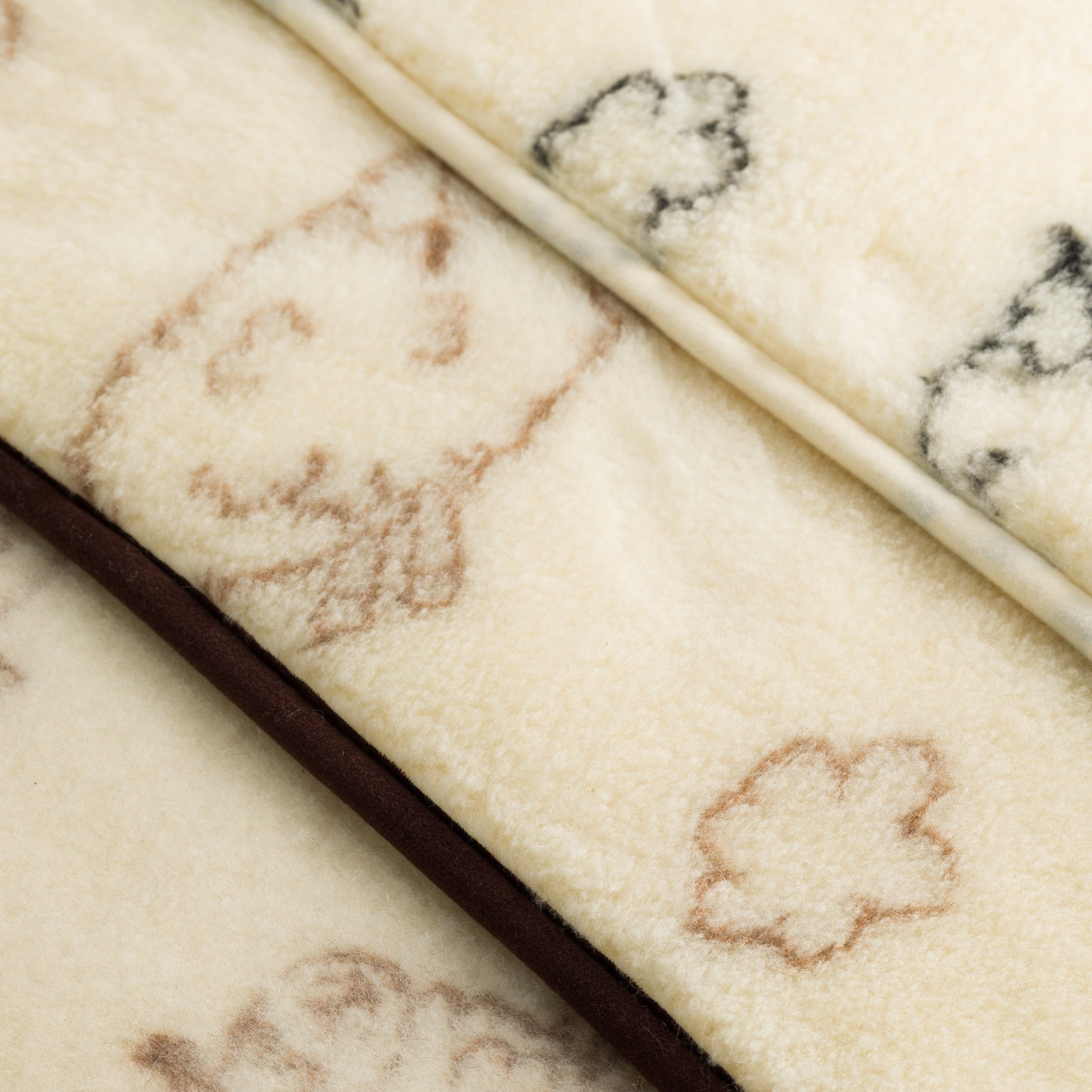 Koc z wełny 200x160 cm - pełny widok wzoru owieczki