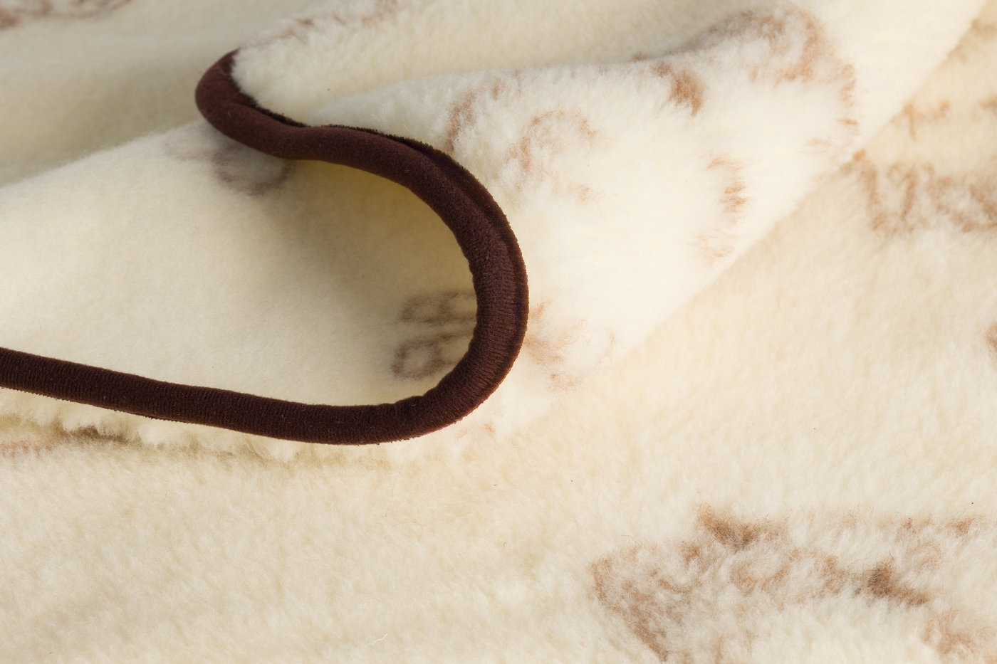 Brązowe wykończenie brzegu koca wełnianego - detal