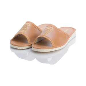 Pantofle młodzieżowe karmelowe 67 odkryte ze złotym haftem