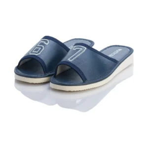 Pantofle młodzieżowe granatowe 67 odkryte z jasnym haftem przód