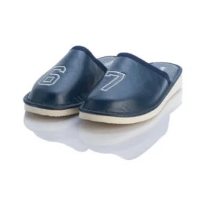 Pantofle młodzieżowe granatowe 67 zabudowane z jasnym haftem przód