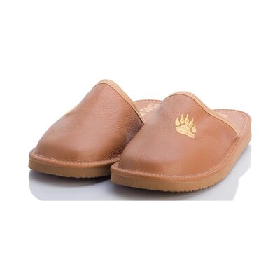 Kapcie damskie barefoot ze skóry naturalnej, karmelowe, ustawione pod kątem, z odbiciem na bieli